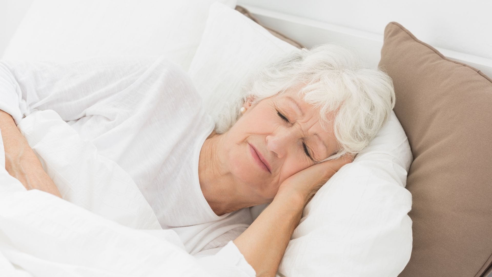 Женщина пожилых лет в каком то спальном. Сон пожилых. Бессонница у пожилых. Нарушение сна у пожилых. Пенсионеры спят.